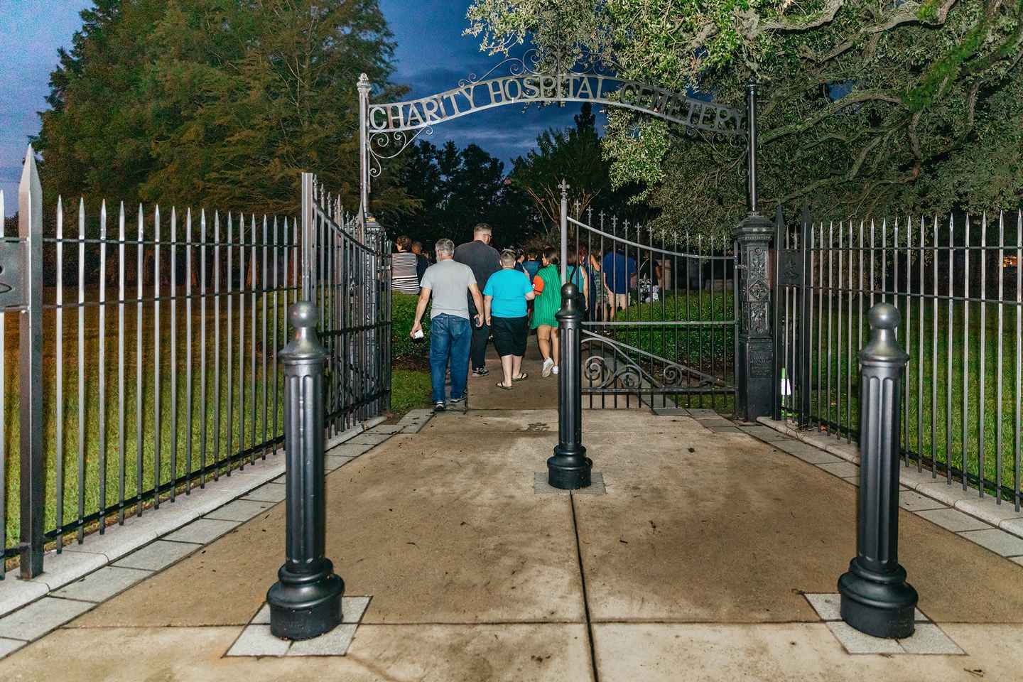 New Orleans: Dead of Night Ghosts and Cemetery Bus Tour thumbnail